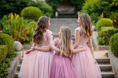 Şaşırtıcı güzel genç kızlar açık elbise. Çocuk nedime