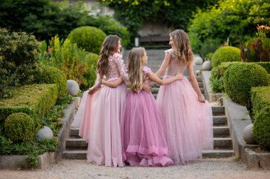 Şaşırtıcı güzel genç kızlar açık elbise. Çocuk nedime