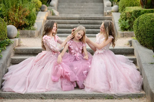 Şaşırtıcı güzel genç kızlar açık elbise. Çocuk nedime