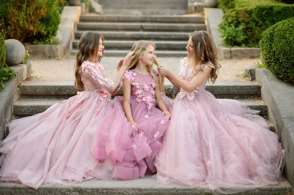 Meninas Bonitas Vestido Incrível Livre Crianças Damas Honor — Fotografia de Stock