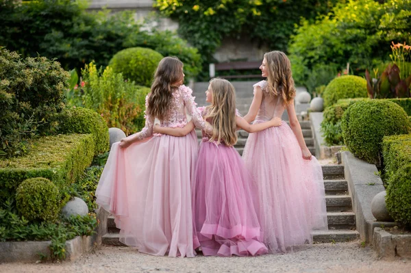Meninas Bonitas Vestido Incrível Livre Crianças Damas Honor Fotos De Bancos De Imagens