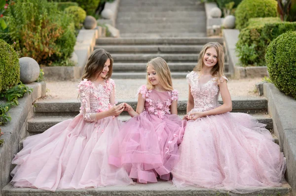 Meninas Bonitas Vestido Incrível Livre Crianças Damas Honor Fotos De Bancos De Imagens