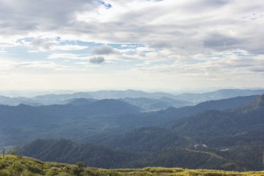 Nern Chang Suek, Kanchanaburi'deki ilginç yerlerden biridir çünkü dağdaki manzaradır.