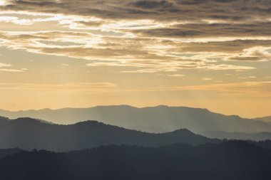 Thongphaphum, kanchanaburi, tayland Dağ tepe bakış açısı doğal dönüm noktası dağ yumuşak sis doğal gün batımı sabah .