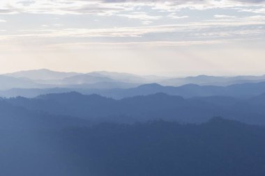 Thongphaphum, kanchanaburi, tayland Dağ tepe bakış açısı doğal dönüm noktası dağ yumuşak sis doğal gün batımı sabah .