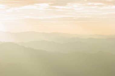 Gün batımında dağ katmanları