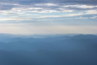 Pürüzsüz hills vadileri dolduran sabah sis güzel görünümü.
