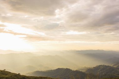 Dağda spot görünüm olduğundan Nern Chang Suek arka planda gündoğumu ilginç yerlerden Kanchanaburi'deki/daki oteller biridir