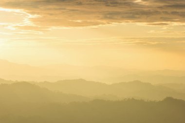 Gün batımında dağ katmanları