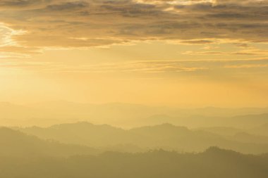 Gün batımında dağ katmanları