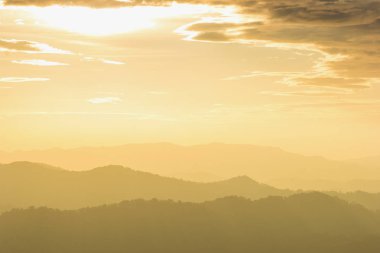 Gün batımında dağ katmanları