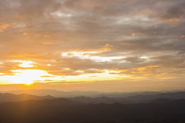Dağda spot görünüm olduğundan Nern Chang Suek arka planda gündoğumu ilginç yerlerden Kanchanaburi'deki/daki oteller biridir