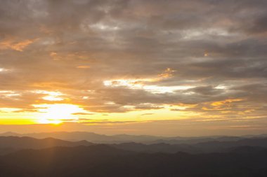Dağda spot görünüm olduğundan Nern Chang Suek arka planda gündoğumu ilginç yerlerden Kanchanaburi'deki/daki oteller biridir