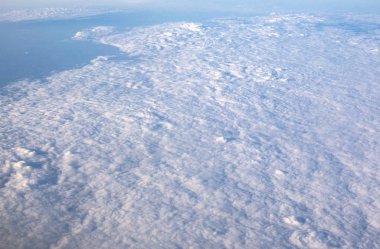 Uçaktan görünüm, yağmurlu sezonda beyaz bulutlar ve güzel mavi s