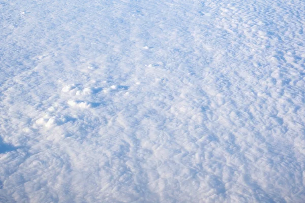 Uçaktan görünüm, yağmurlu sezonda beyaz bulutlar ve güzel mavi s — Stok fotoğraf
