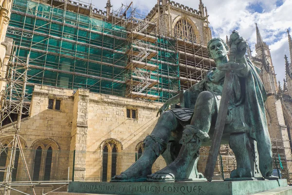 Statue of Roman Emperor Constantine the great with blue sky, Yor — Stock Photo, Image