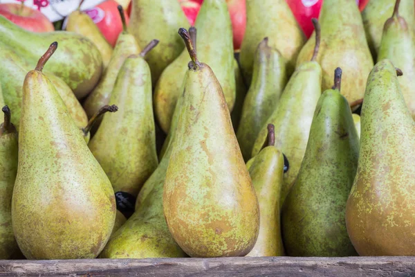 Peren vruchten in houten kist — Stockfoto