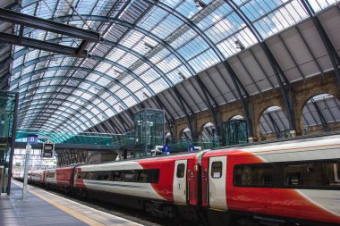 Bakire treni Londra 'nın merkezindeki Kings Cross tren istasyonunda..