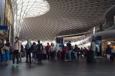 King's Cross tren istasyonunda yürüyen ve tren bekleyen insanlar, Londra, İngiltere.