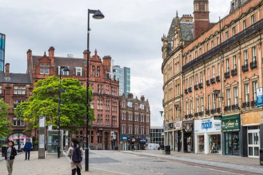 Sheffield city, İngiltere'de yürüyen ve seyahat eden insanlar