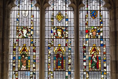 Antik kilisede lekeli çim pencerelerin rengi, North Yorkshire, İngiltere.