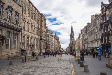 Tarihi sokakta yürüyen insanlar, Edinburgh, İskoçya