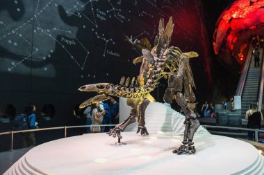 İnsanlar Londra Birleşik Krallık 'ta Doğal Tarih Müzesi 'nde Stegosaurus dinozor iskeletini ziyaret etmek için seyahat