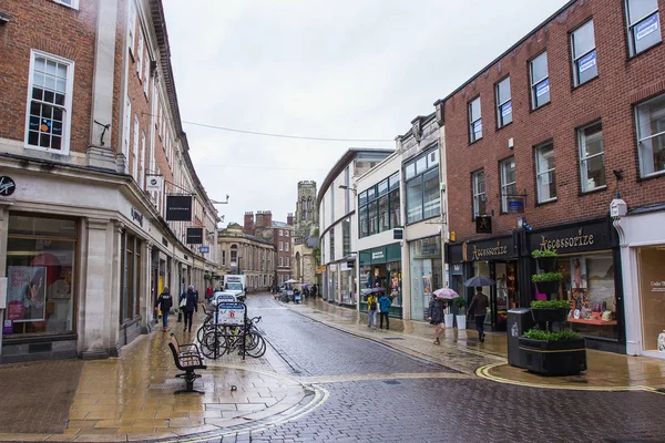 Leute gehen bei Regentag in York auf Reisen, England. — Stockfoto