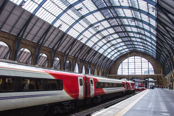 ロンドンの中心部にあるキングス・クロス駅には処女列車があります。. — ストック写真