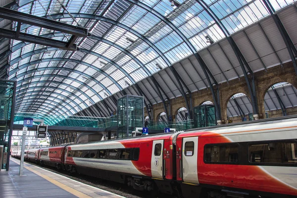 Pociąg Virgin znajduje się na stacji kolejowej Kings Cross w centrum Londynu.. — Zdjęcie stockowe
