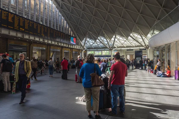 Mensen lopen en wachten op de trein bij King's Cross railway station, Londen, Engeland. — Stockfoto