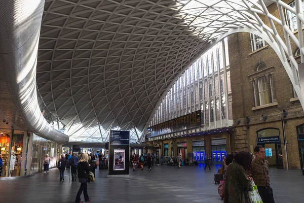 Mensen lopen en wachten op de trein bij King's Cross railway station, Londen, Engeland. — Stockfoto