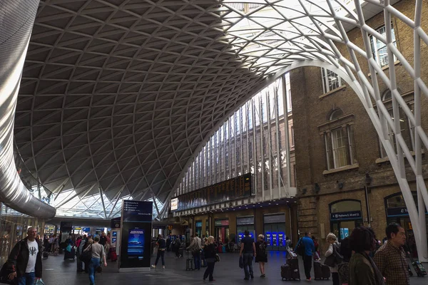 Mensen lopen en wachten op de trein bij King's Cross railway station, Londen, Engeland. — Stockfoto