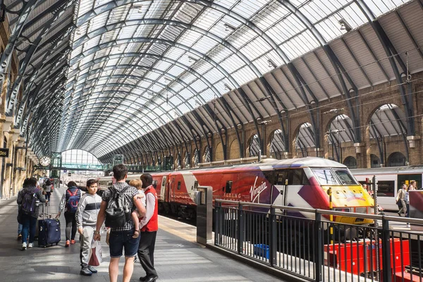 Mensen die reizen met de treinen in platforms op King's Cross Station, Londen, Engeland. — Stockfoto