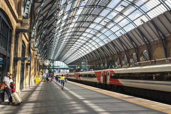 Mensen die reizen met de treinen in platforms op King's Cross Station, Londen, Engeland. — Stockfoto