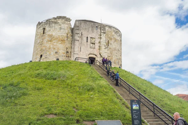 人们前往参观克利福德塔，一个历史悠久的城堡在约克，英国，英国 — 图库照片