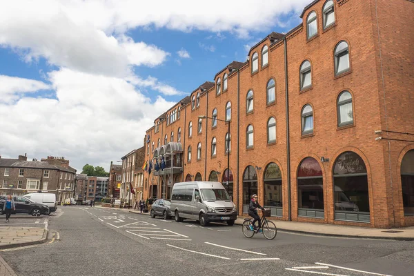 Menschen zu Fuß in der Stadt, North York, England. — Stockfoto