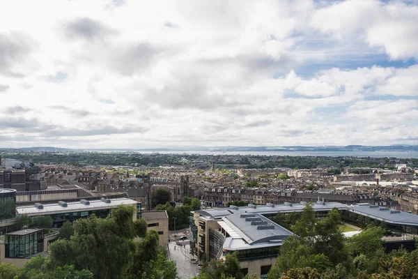 Paisaje de la ciudad de Edimburgo en la vista superior del castillo de Edimburgo — Foto de Stock