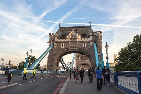 People travel to visit tower bridge in London, UK — Stock Photo, Image