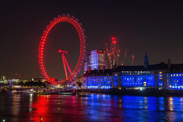 People travel to visit London eye in the night, UK — Stock Photo, Image