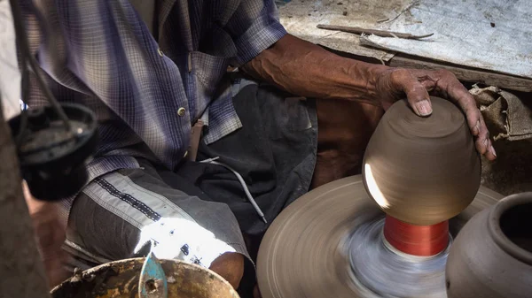 En man formar keramik med krita på Koh Kred, Nonthaburi, Thaila — Stockfoto