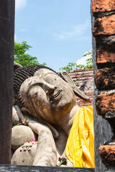 Una Gran Estatua Buda Reclinada Con Túnica Amarilla Provincia Ayutthaya — Foto de Stock