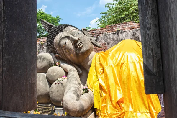 Tayland Ayutthaya Ilinde Sarı Cübbeli Yaslanmış Büyük Bir Buda Heykeli — Stok fotoğraf