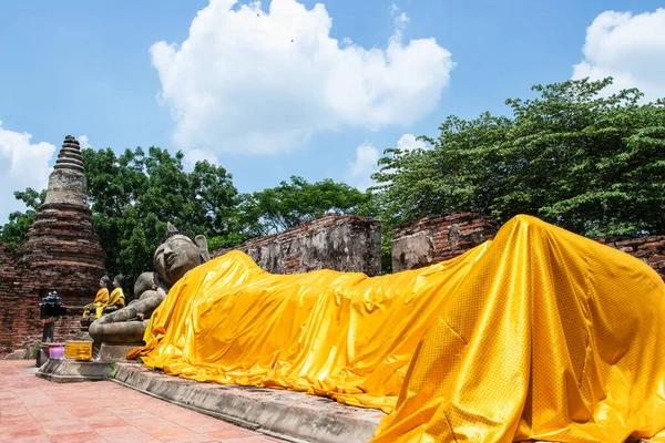 Une Grande Statue Bouddha Inclinable Avec Une Robe Jaune Dans — Photo