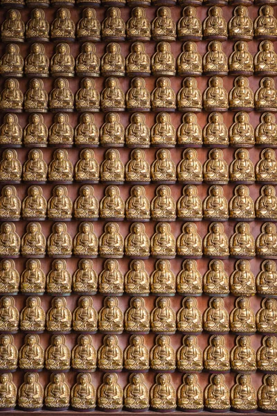 Золотая Китайская Статуя Будды Фоне Стены — стоковое фото