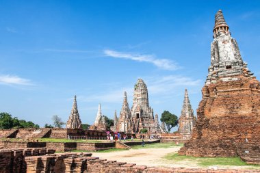 AYTTHAYA, THAILAND - 13 Mayıs 2018: Wat Chaiwatthanaram 'ı ziyaret etmek için turist seyahati. Ayutthaya 'nın en etkileyici tapınaklarından biri..