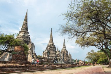 AYUTTHAYA, THAILAND - 14 Mayıs 2018: UNESCO 'nun dünya mirası alanı olan Tayland' daki Ayutthaya Tarih Parkı 'ndaki Wat Phra Si Santhe Tapınağı' nı ziyaret etmek için turist seyahati