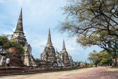 UNESCO 'nun dünya mirası alanı olan Ayutthaya Tarih Parkı' ndaki Wat Phra Si Santhe tapınağını ziyaret etmek için turist seyahati, Tayland