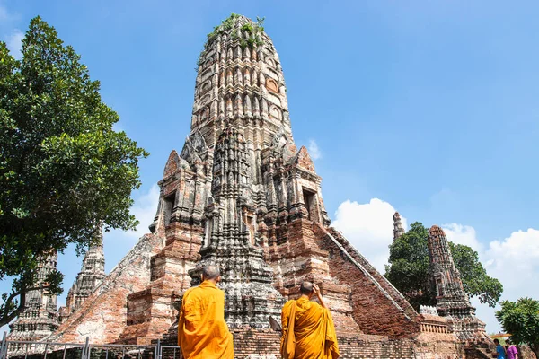 Ayutthaya Thailandia Maggio 2018 Monaci Viaggiano Visitare Wat Chaiwatthanaram Uno — Foto Stock