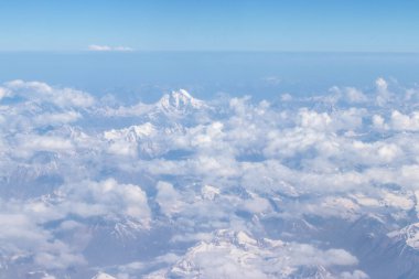 Himalayalar 'ın uçak penceresinden görünen manzarası.
